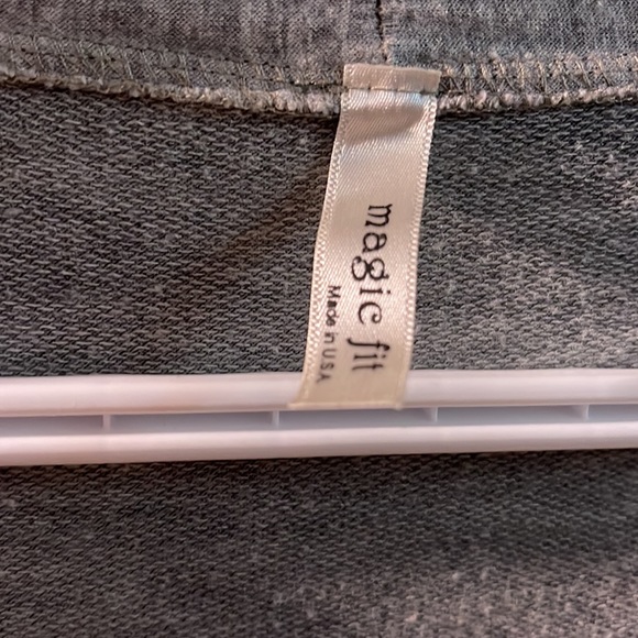 MAGIE FIT LONG SLEEVE CARDIGAN SIZE MEDIUM - Picture 2 of 4